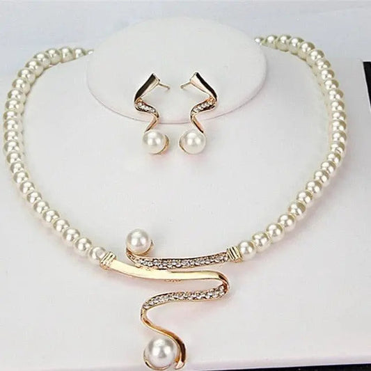 Conjunto de collar y aretes con perlas naturales
