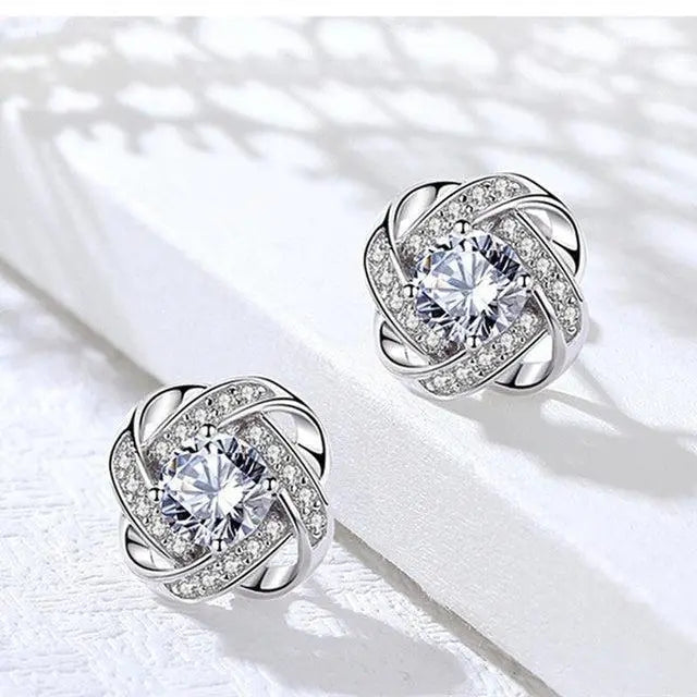 Pendientes dorados con forma de espiral floral y cristales