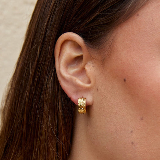 Aretes de aro dorados celestiales