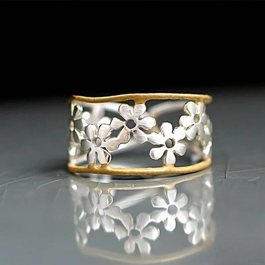 Anillo de flores irregular con patrón hueco