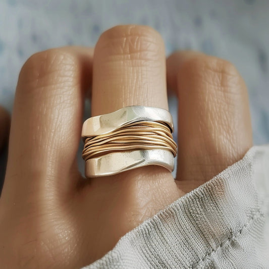 Anillo de hilos dorados y plateados