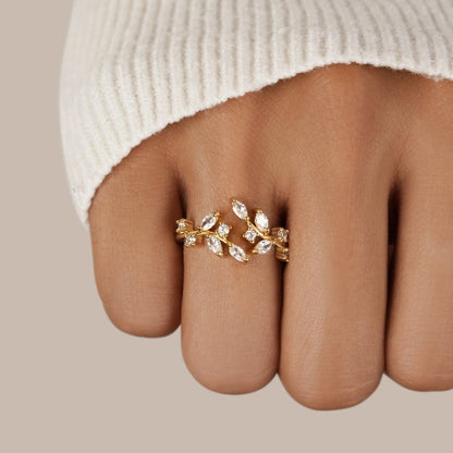 Anillo de cristal con diseño de enredadera en oro de 18 quilates
