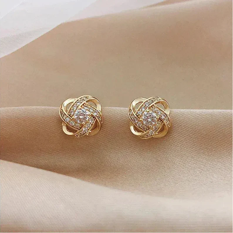 Pendientes dorados con forma de espiral floral y cristales