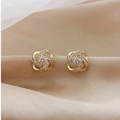 Pendientes dorados con forma de espiral floral y cristales
