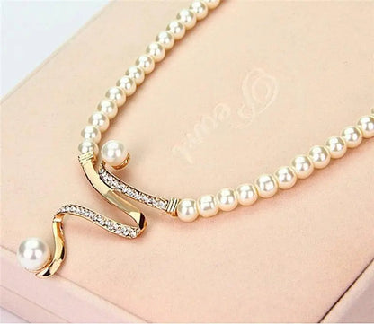 Conjunto de collar y aretes con perlas naturales