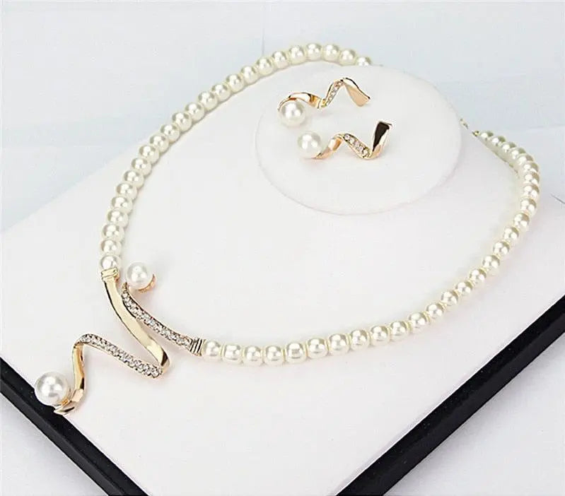 Conjunto de collar y aretes con perlas naturales