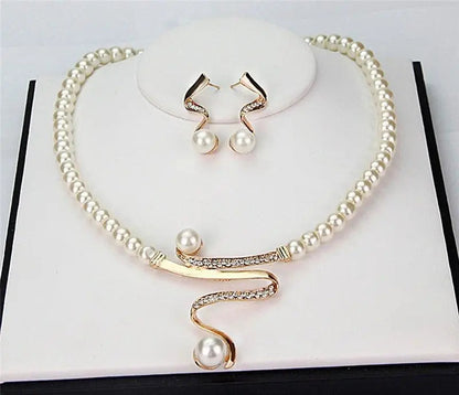 Conjunto de collar y aretes con perlas naturales