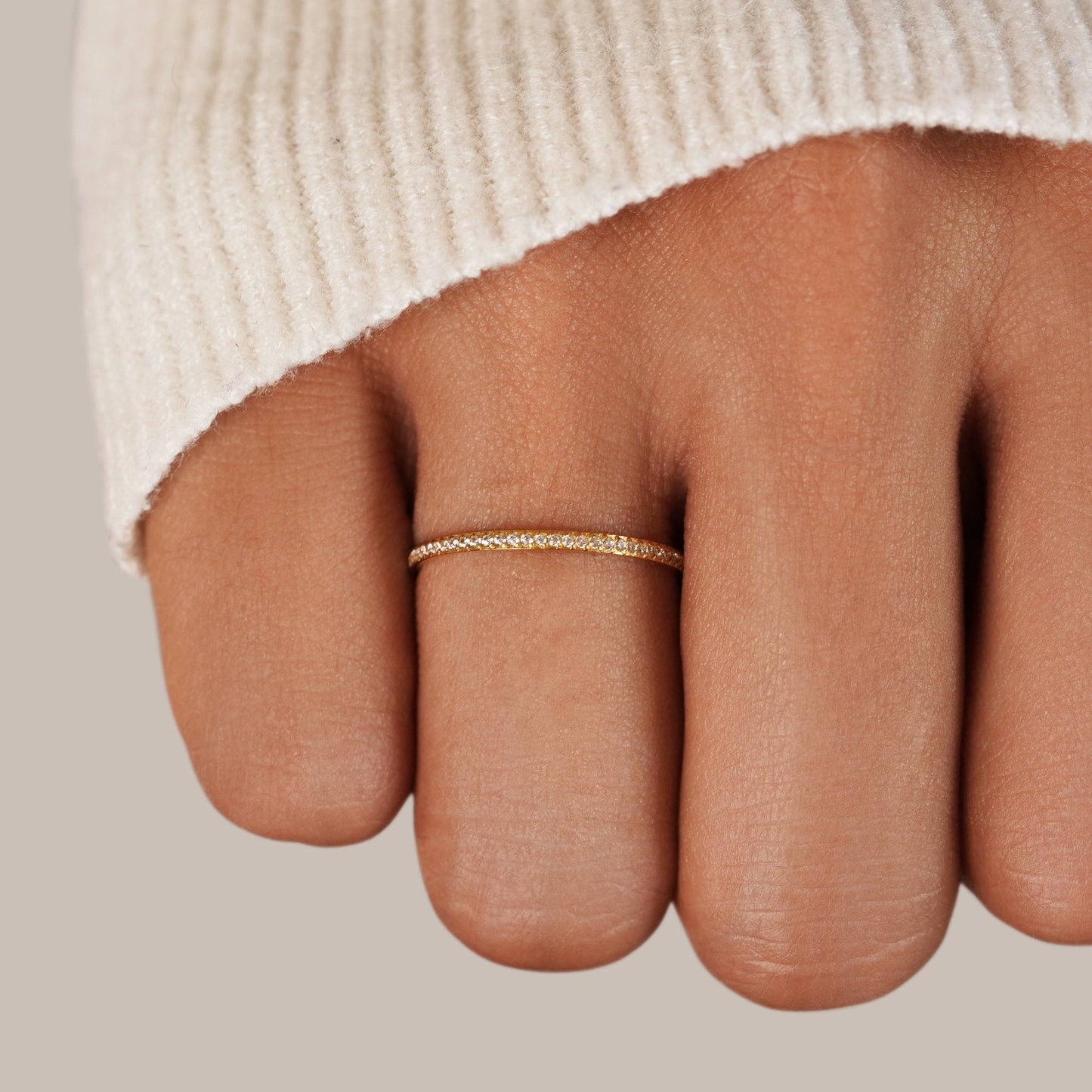 Anillo Eternity de cristal y oro de 18 quilates