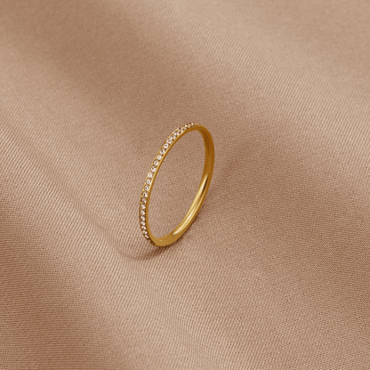 Anillo Eternity de cristal y oro de 18 quilates