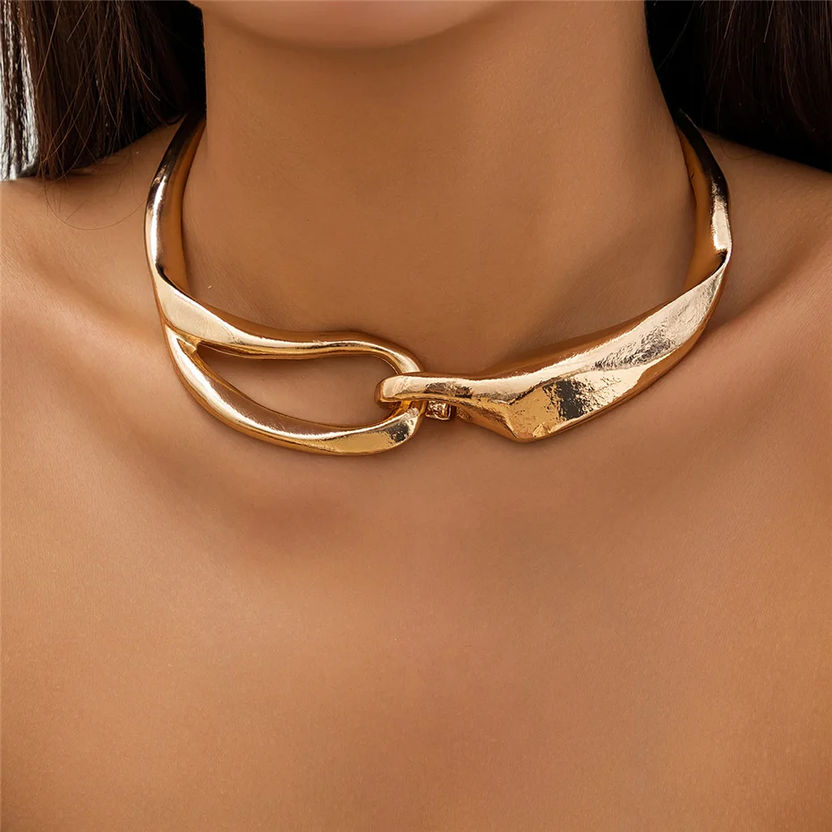 Collar de cadena de oro con un diseño atrevido