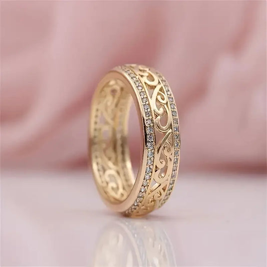 Anillo de oro hueco brillante