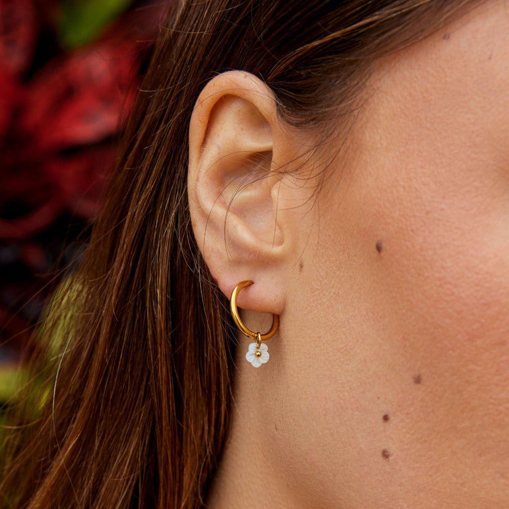 Aretes de aro con conchas blancas en forma de pétalo